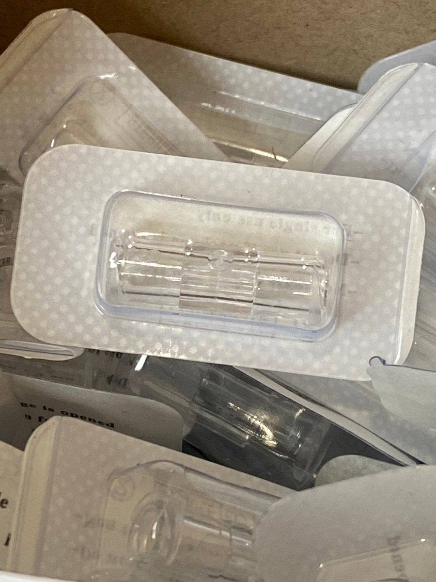 https://www.beautyprosupplies.com/cdn/shop/products/female-to-female-luer-lock-connector-adaptor-syringe-coupler-sterile-beauty-pro-supplies-canada-721632.jpg?v=1700810850&width=1200